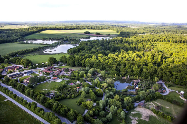 Vue aérienne du parc animalier de Sainte-Croix, ses enclos, étangs et forêts à Rhodes, en Moselle